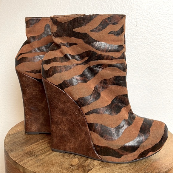 BAKERS Tiger stripe wedge ankle booties. Hidden platform. Size 9. - Picture 7 of 9